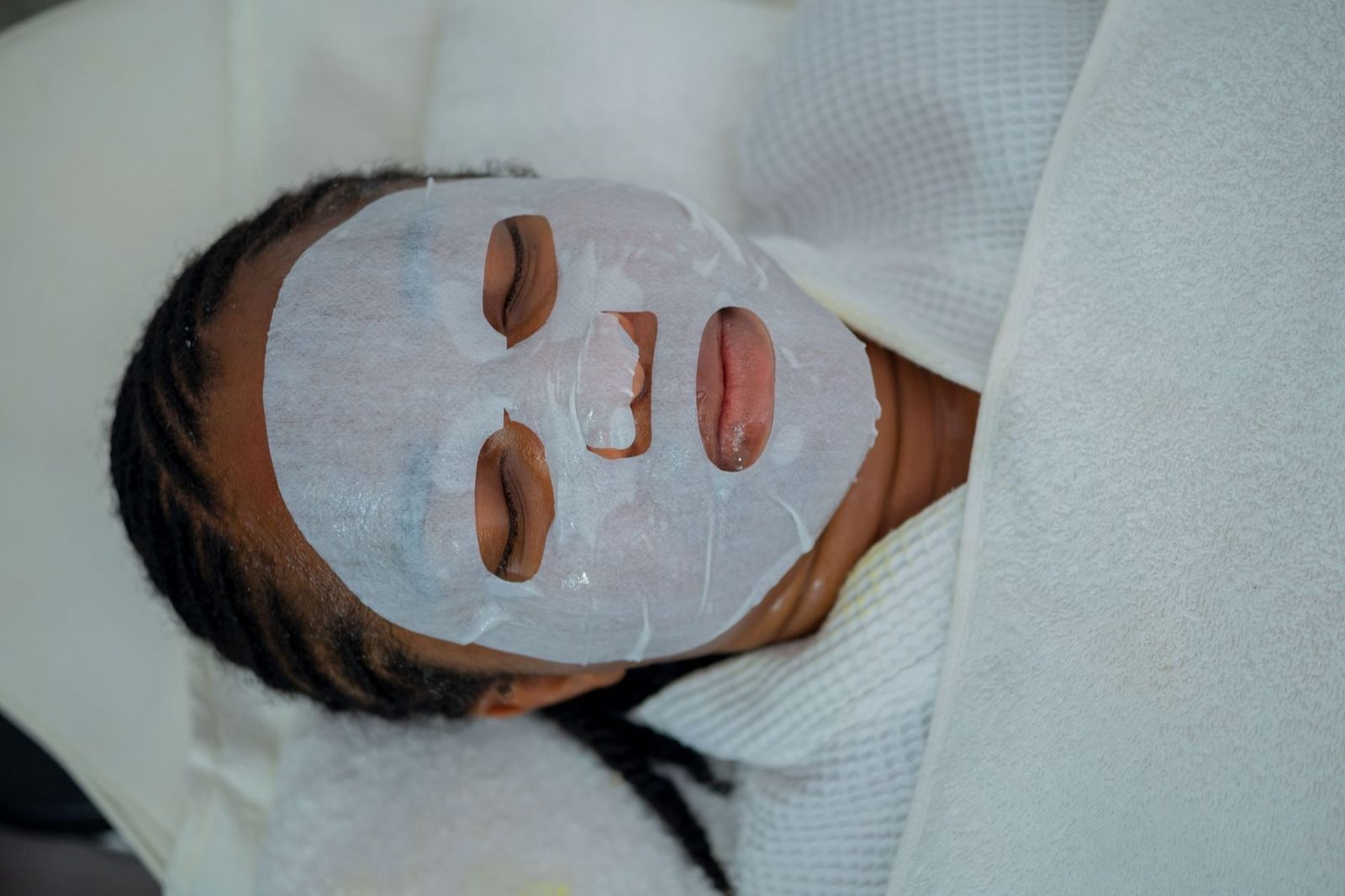 Dull skin is a light problem before it is a hydration problem